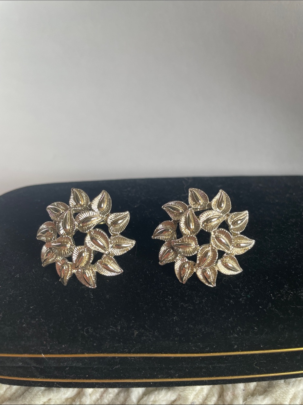 VTG CORO SILVERTONE WREATH CLIP-ON EARRINGS